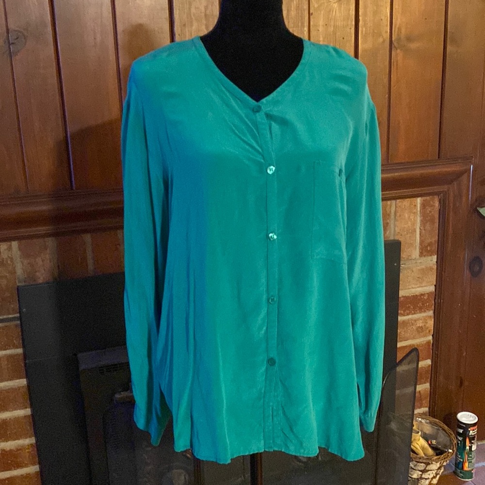 100% silk kelly green button down blouse 44” armpit to armpit, 27” length GUC
